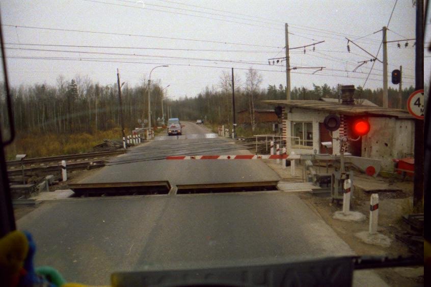 Level-crossing before Tolbino on A107