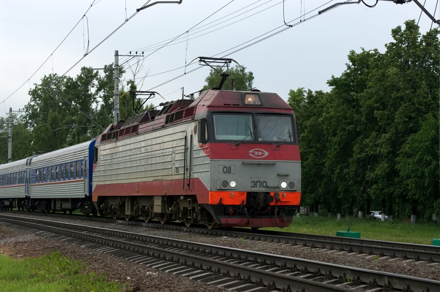Электровоз пассажирский двойного питания ЭП10-011 на станции Люберцы-1 Московской ЖД / Dual current passenger electric locomotive EP10-011 at station Lyubertsy-1 of Moscow division of RZD (06/06/2009)
