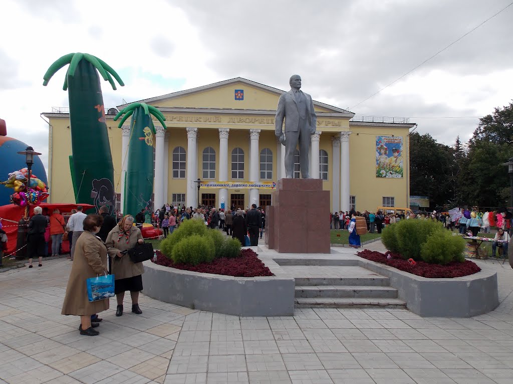 Тропики на площади люберецкого Дворца Культуры