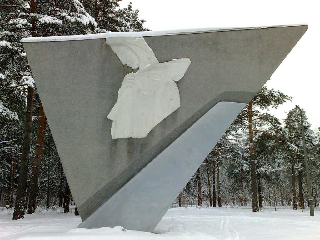 Памятник скорбящим и погибшим авиаторам