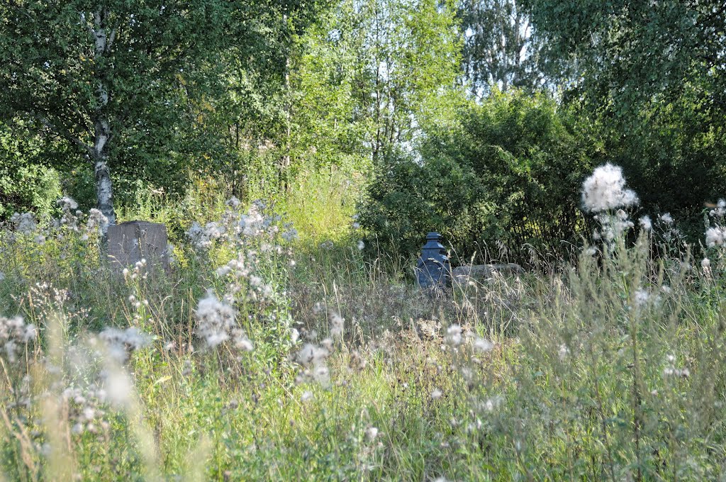 Остатки надгробий на территории разрушенной Успенской церкви в Муханово
