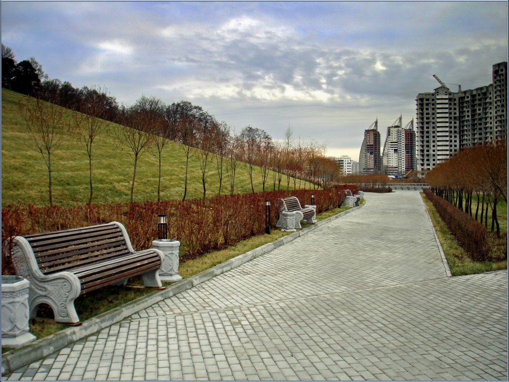 Дорожка в парке у Дома Правительства Московской области / Track in the park at the Government House of Moscow Region