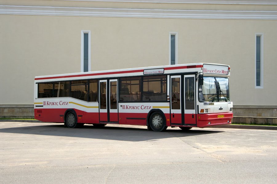 Автобус МАЗ-104С на стоянке у ТЦ "Крокус Сити Молл" / Bus MAZ-104S on the parking lot of the shopping center "Crocus City Mall" (29/08/2009)