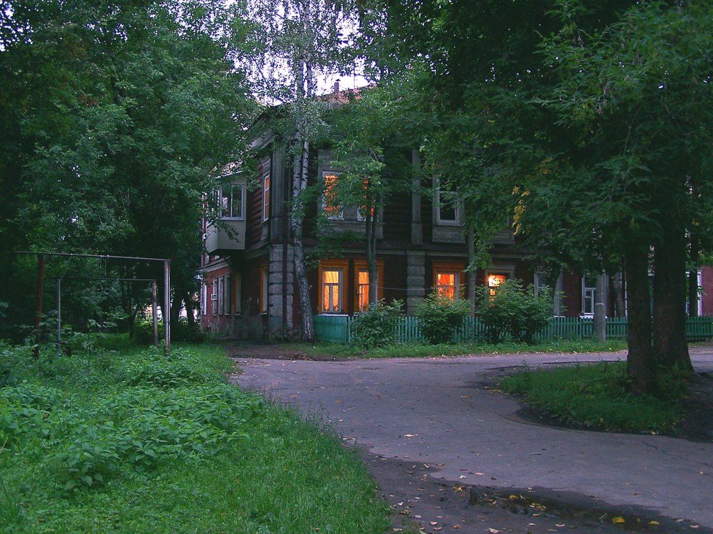вечером дворик