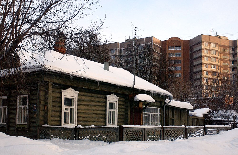 Noginsk coutryside were old and new cohabit