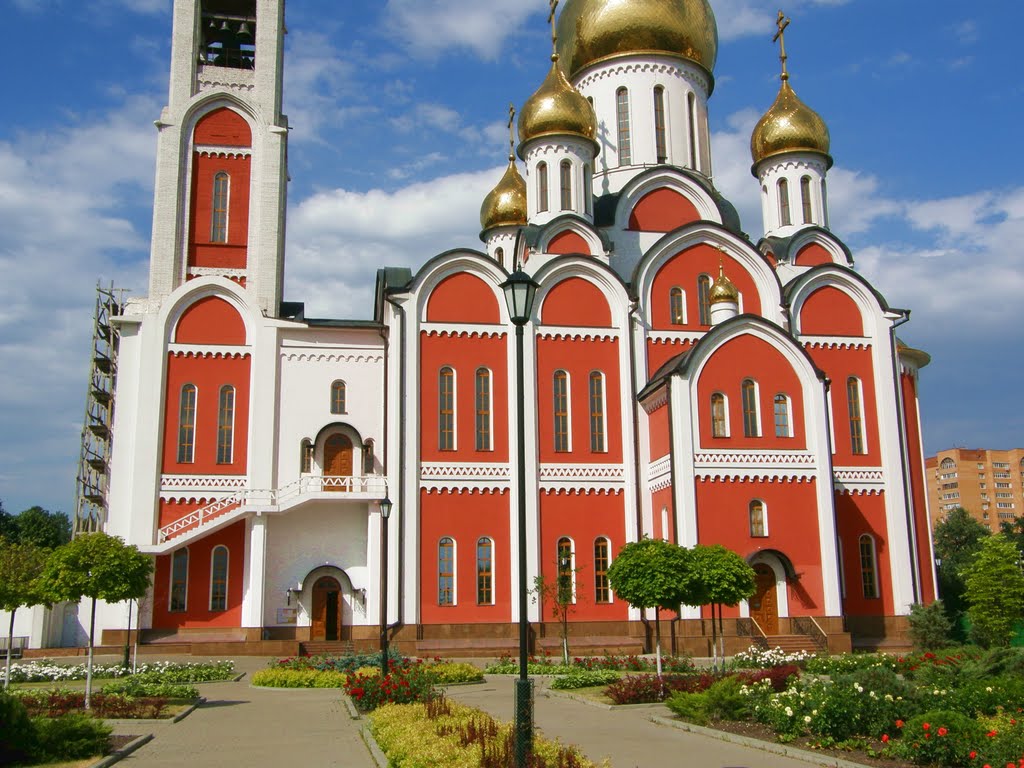Площадь перед храмом.