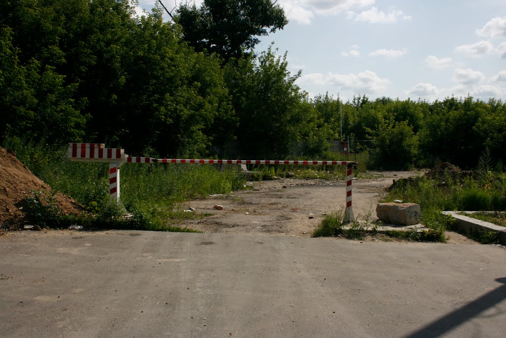Перекрытый проезд (шлагбаум), тропинка