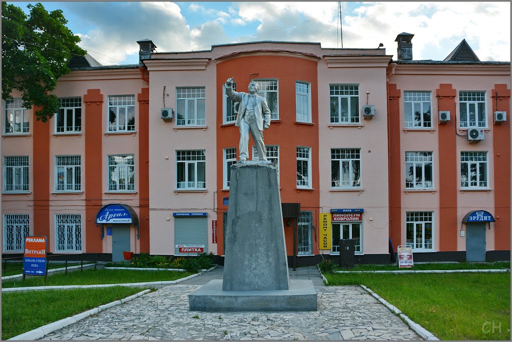 Павловский Посад. Ленин на фоне бывшего заводоуправления
