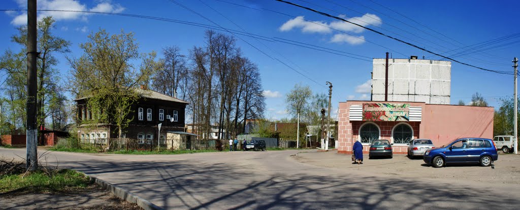 Переулок Герцена. Фирменный магазин Павловопосадских платков.