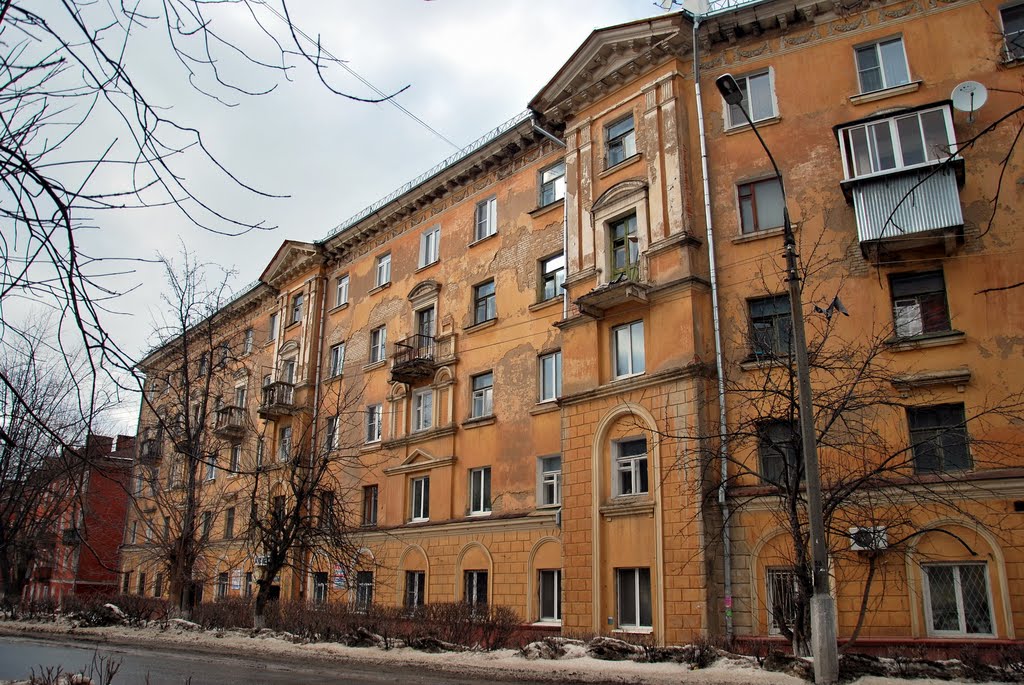 Реставрируют только первую линию домов,этот второй :(