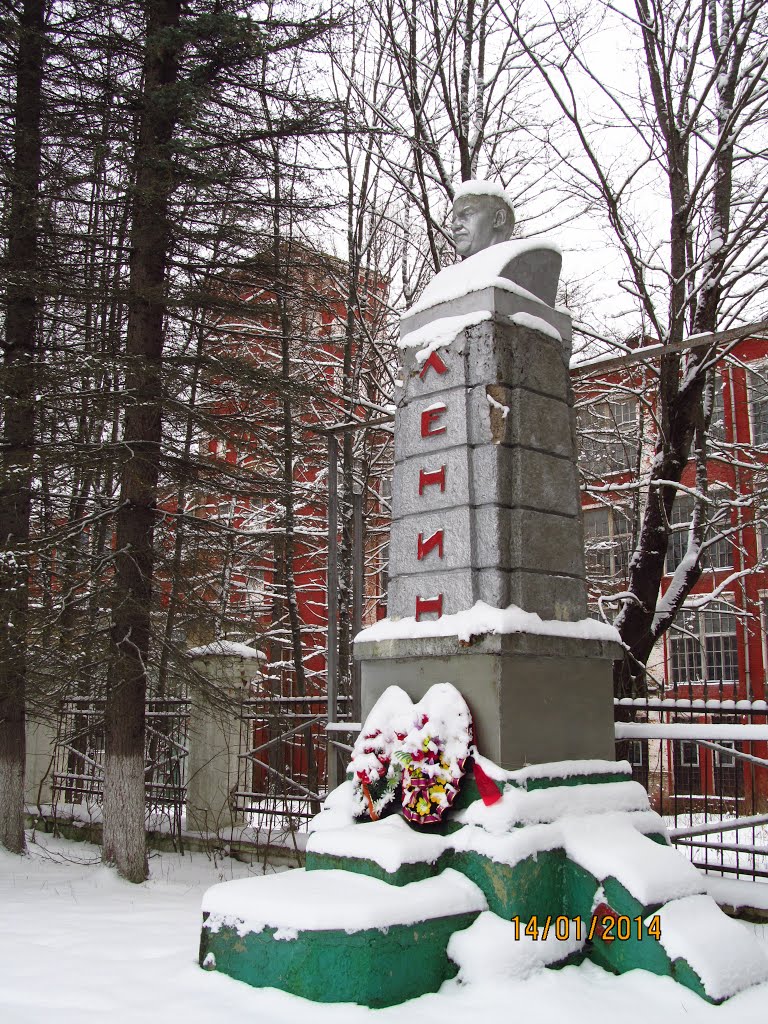 Monument to Lenin at the main building of Volokolamsk Spinning and Weaving Mill
