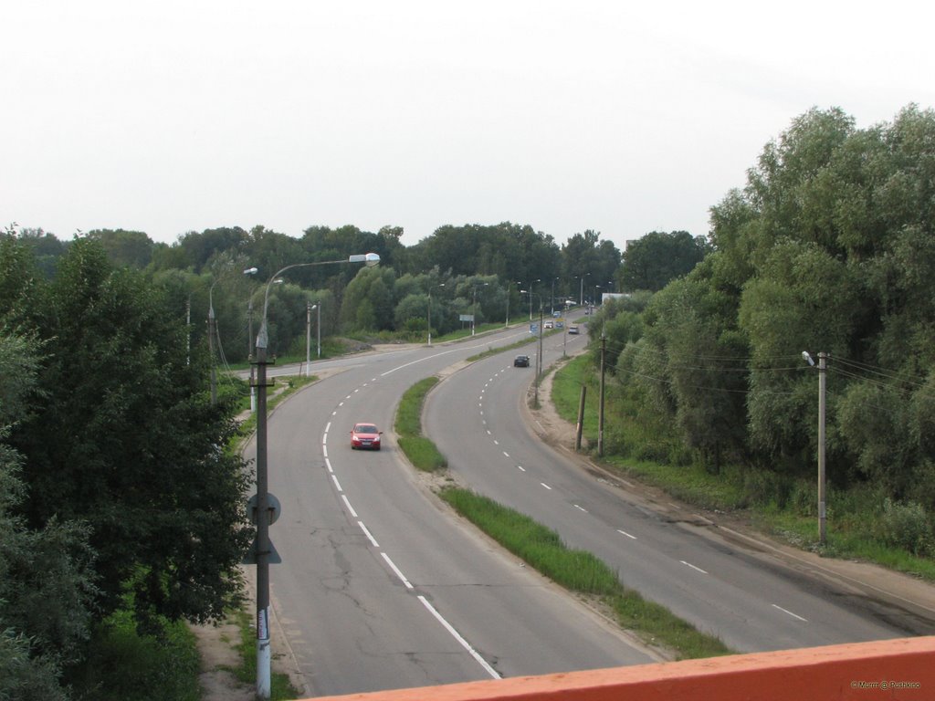 View to the road from the bridge / Вид с моста на дорогу