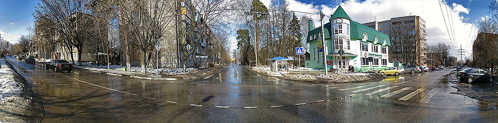 Перекрёсток улиц Крылова и Горького.