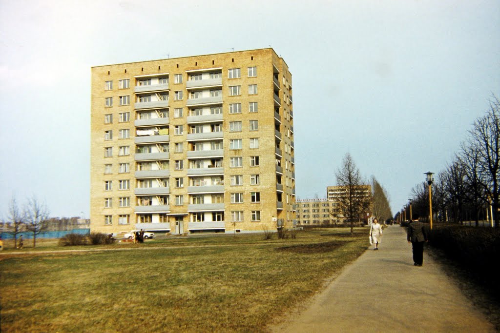 Пущино весной 1985, дом АБ-1.
