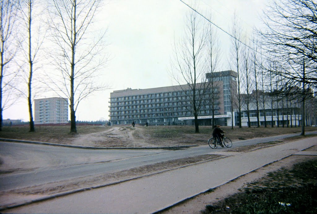 Пущино весной 1985 года. Вид с почтампта на дом АБ-1 и гостиница "Пущино".