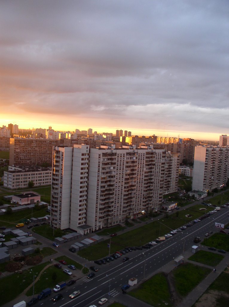 Улица Новокосинская, Вид из дома 14/7 в сторону Реутова, справа Сбербанк