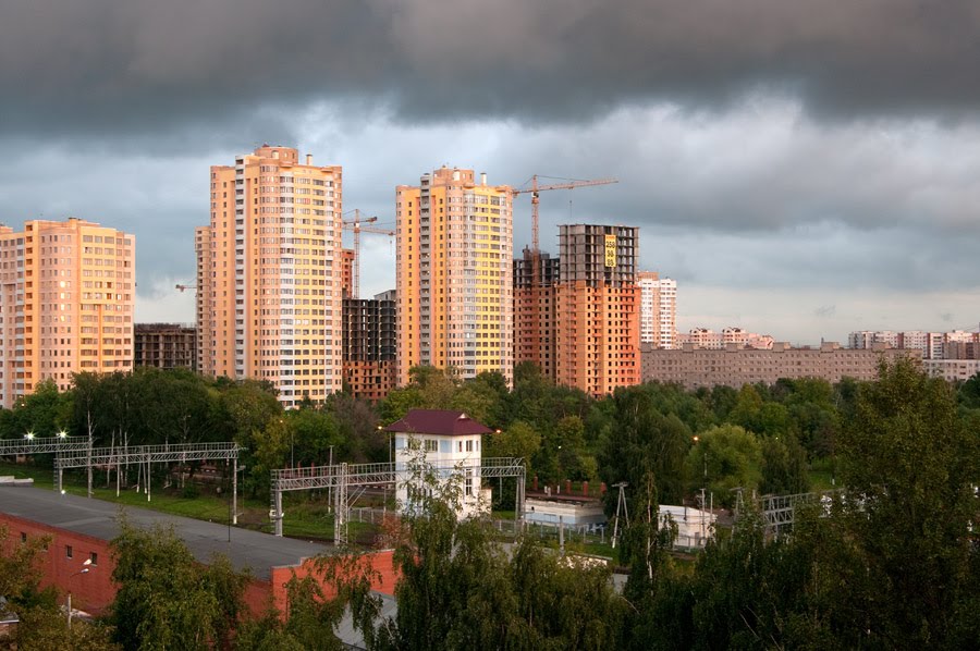 Вид на строящийся район "Реутов-Сити", южную часть города и железную дорогу / View of the under construction site "Reutov-City", the southern part of the town and the railroad (24/08/2009)