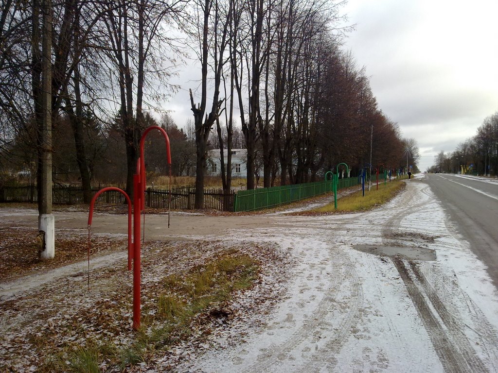 пос.Северный. Летом на этих железках висят горшки с цветами