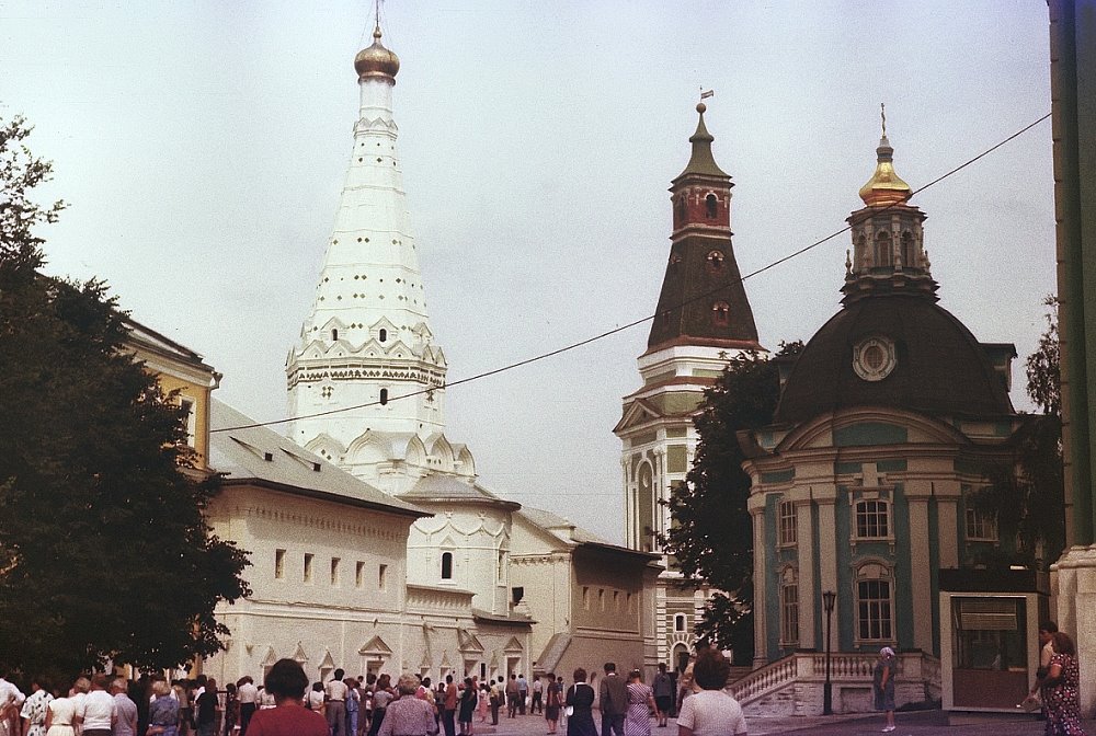 Sergyev Posad (Zagorsk): The Pilgrim Tower in the middle - 1990