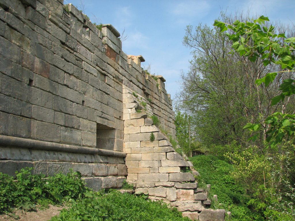 Серпухов, Красная гора. Остатки крепостной стены (16.05.2007)