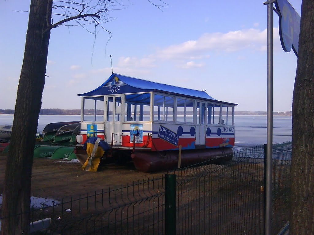 Солнечногорск.Прогулочный катер на берегу Сенежа