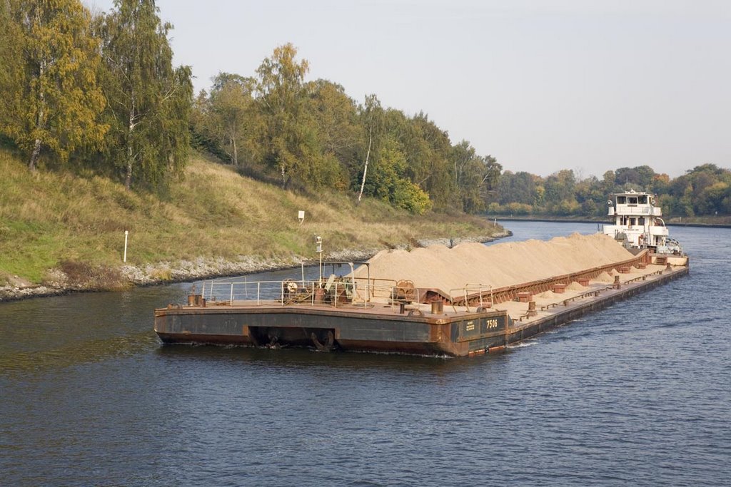 The barge on Moscow River. — Баржа на Москва-реке.
