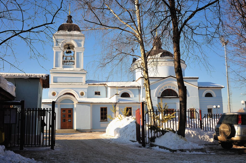 Петропавловская церковь 1829г. в стиле ампир в усадьбе Петровское-Лобаново