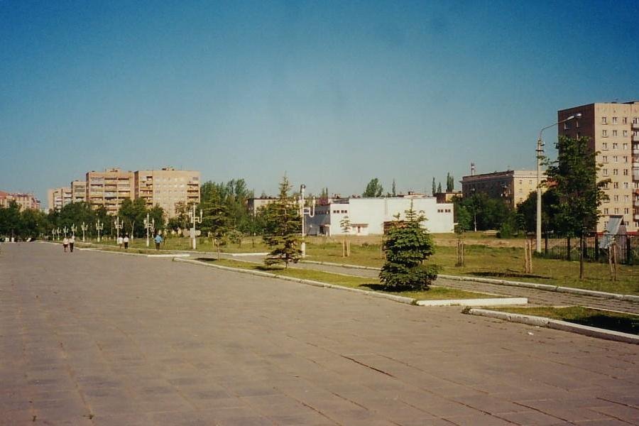 Площадь перед кинотеатром "Юность"  /  Square before a cinema "Youth"