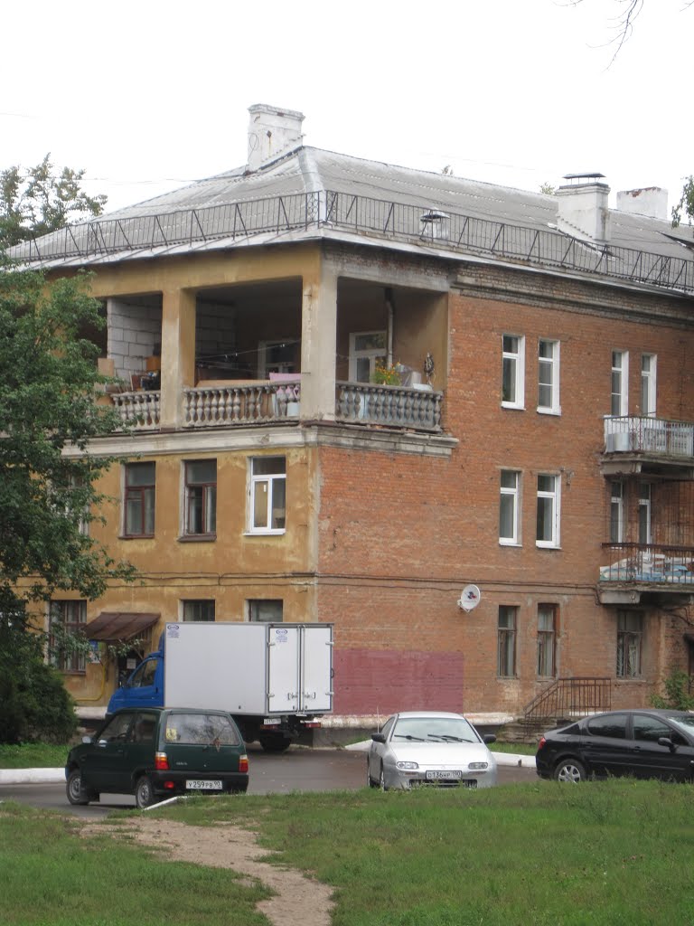 Wohnhaus mit großem Balkon