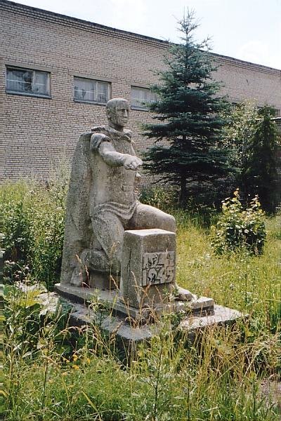 Монумент "Воин дающий присягу"  /  Monument "Soldier reciting oath"