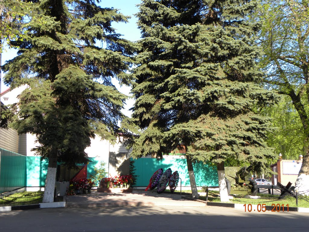 памятник воинам у ООО"ЛАЗУРЬ"