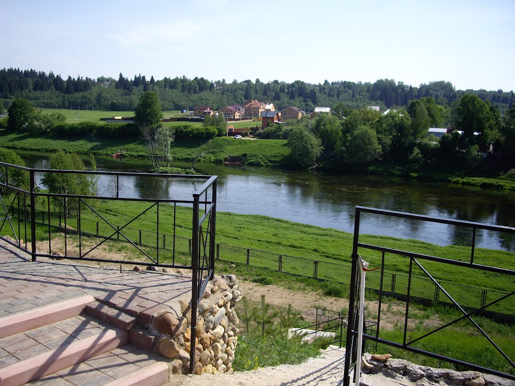 Вид на Москву реку и пос. Петрово, май 2011
