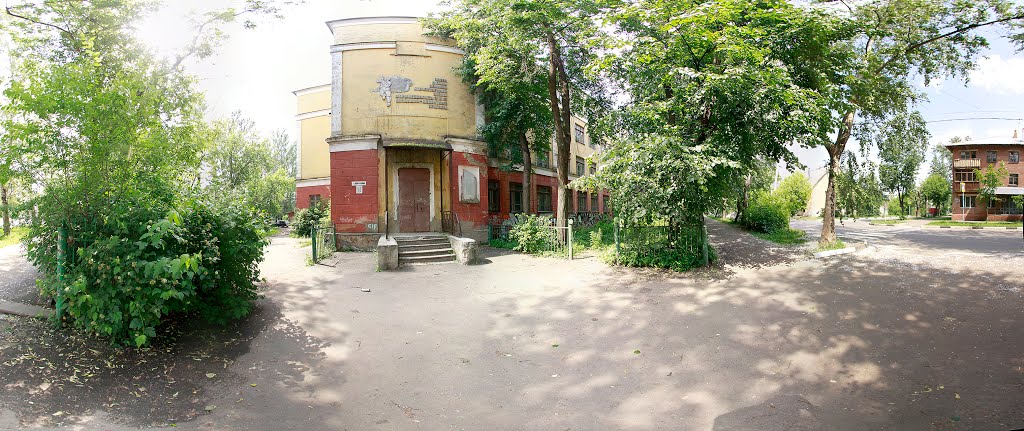Вход в здание бывшей 1-й школы. Панорама. 21.06.2010