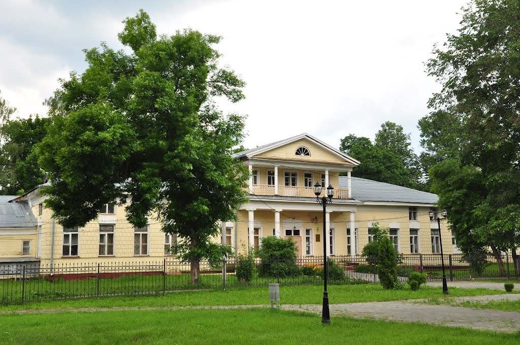 Fryanovo manor, north side.
