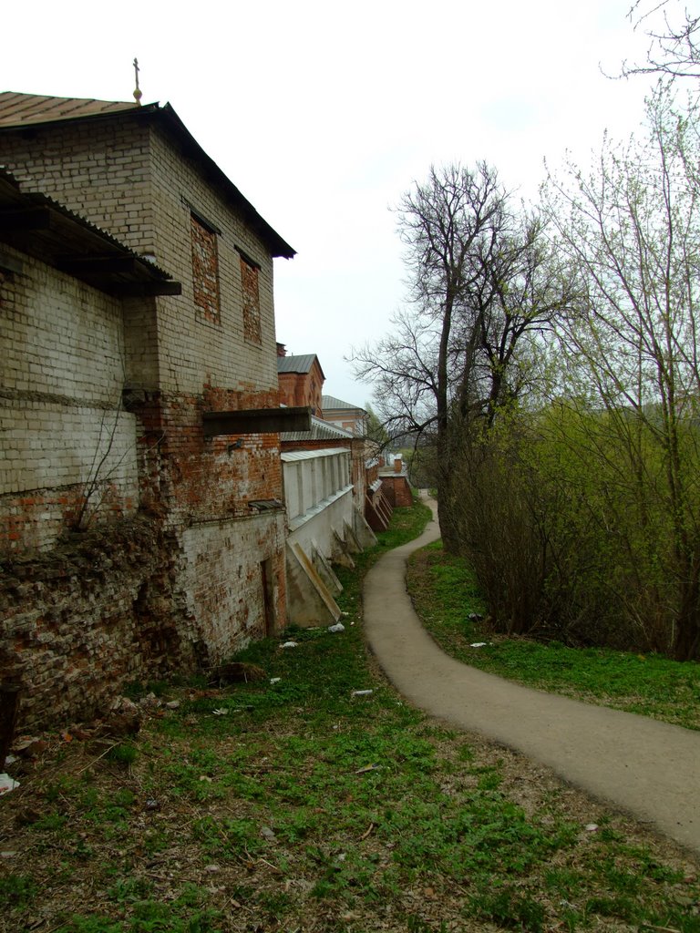 Хотьково. Тропинка за монастырём.