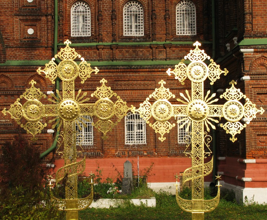 Новые кресты для старого храма