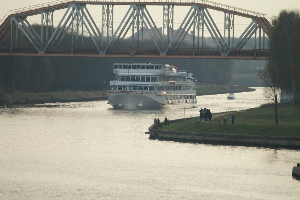 Moscow cannel. Bridge and passenger ship Simonov.