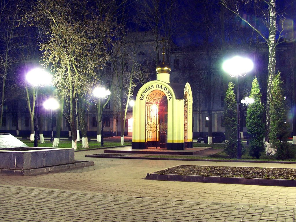 у памятника