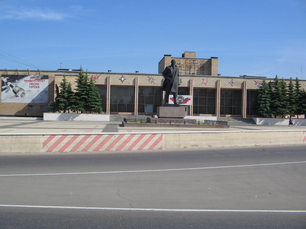 Памятник Ленину у дома офицеров / Lenin Monument at an Officers Club