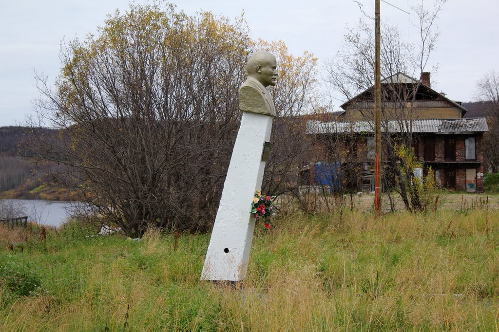 п. Кильдинстрой, памятник Ленину. Что бы это значило?