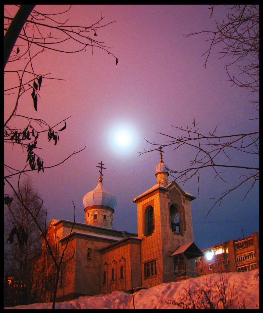 луна над церковью