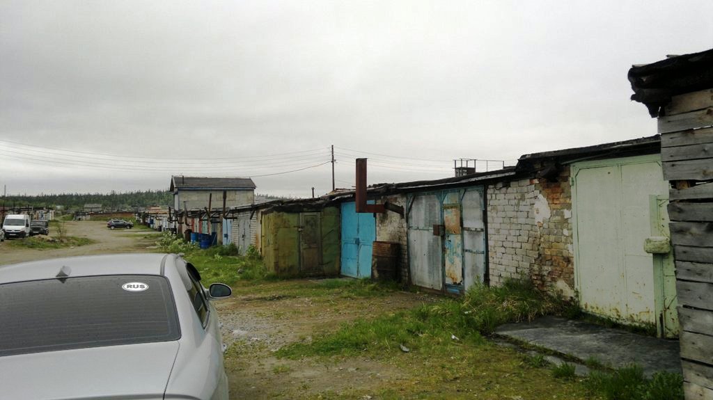 В гаражах