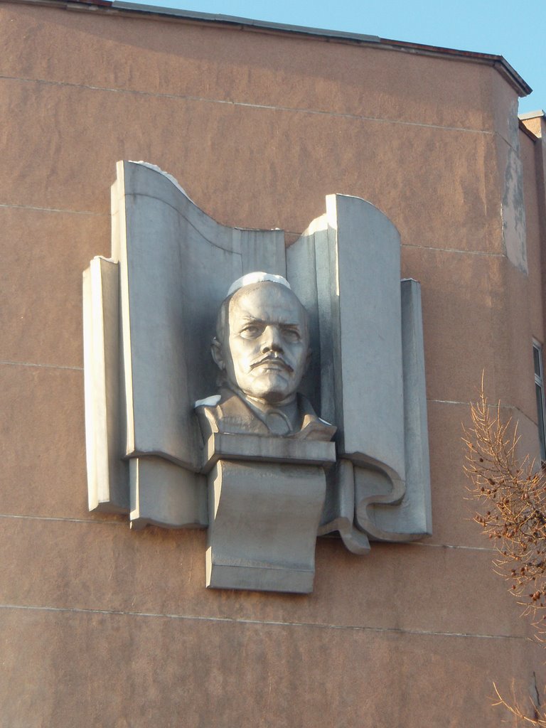 Lenins monument on building of Court of Oktyabrsky district of Murmansk