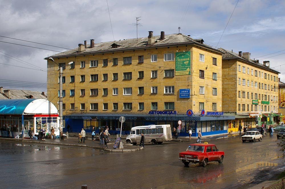 Вид на автовокзал и улицу Привокзальную / View of the Murmansk bus station and Privokzalnaya street (10/06/2007)