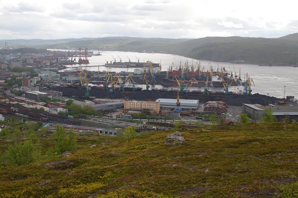 Вид на город, станцию, торговый порт, Кольский залив и сопки / View of the city and the railway station and the trading port and the Kola bay and knolls (10/06/2007)