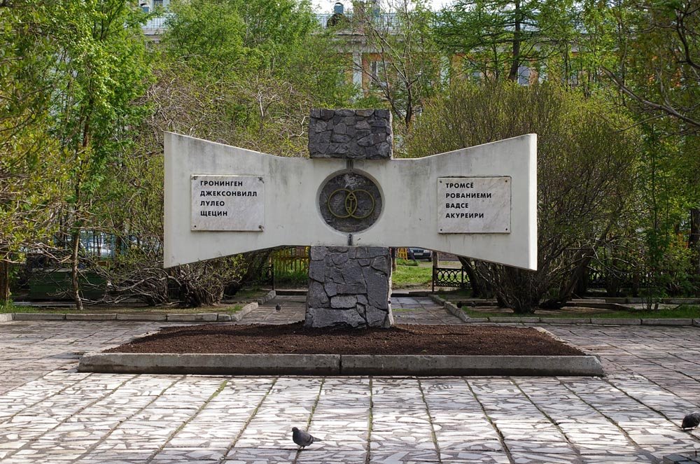 Стелла с именами городов-побратимов / Stella with names of the sister-cities (11/06/2007)