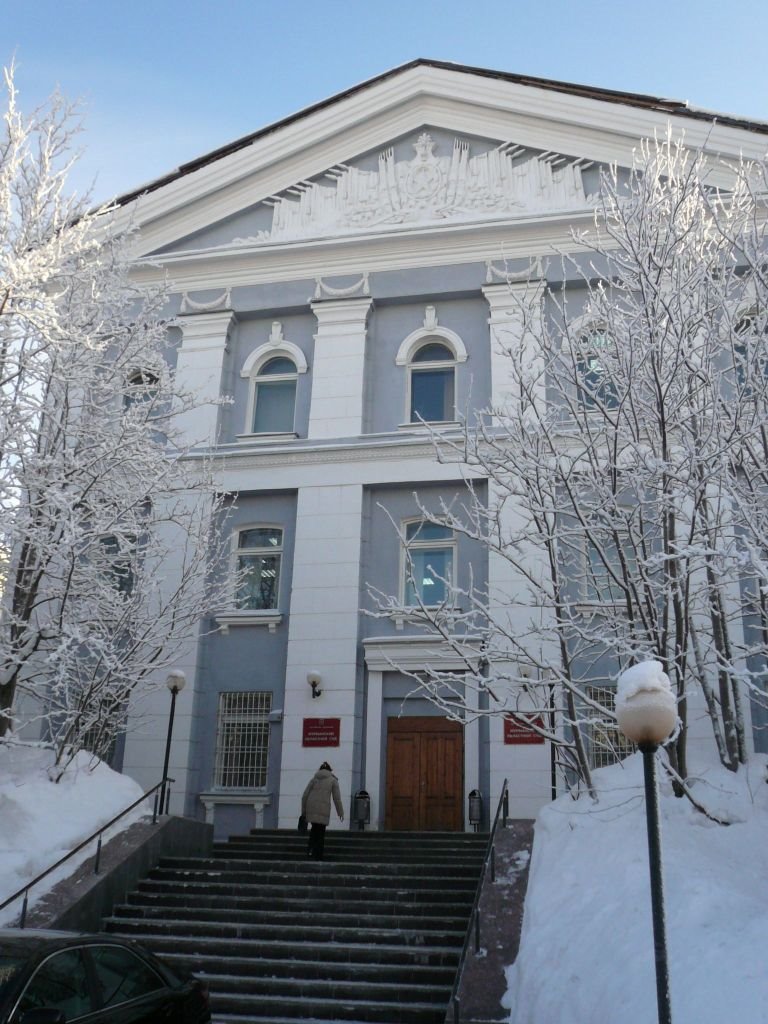 Суд
