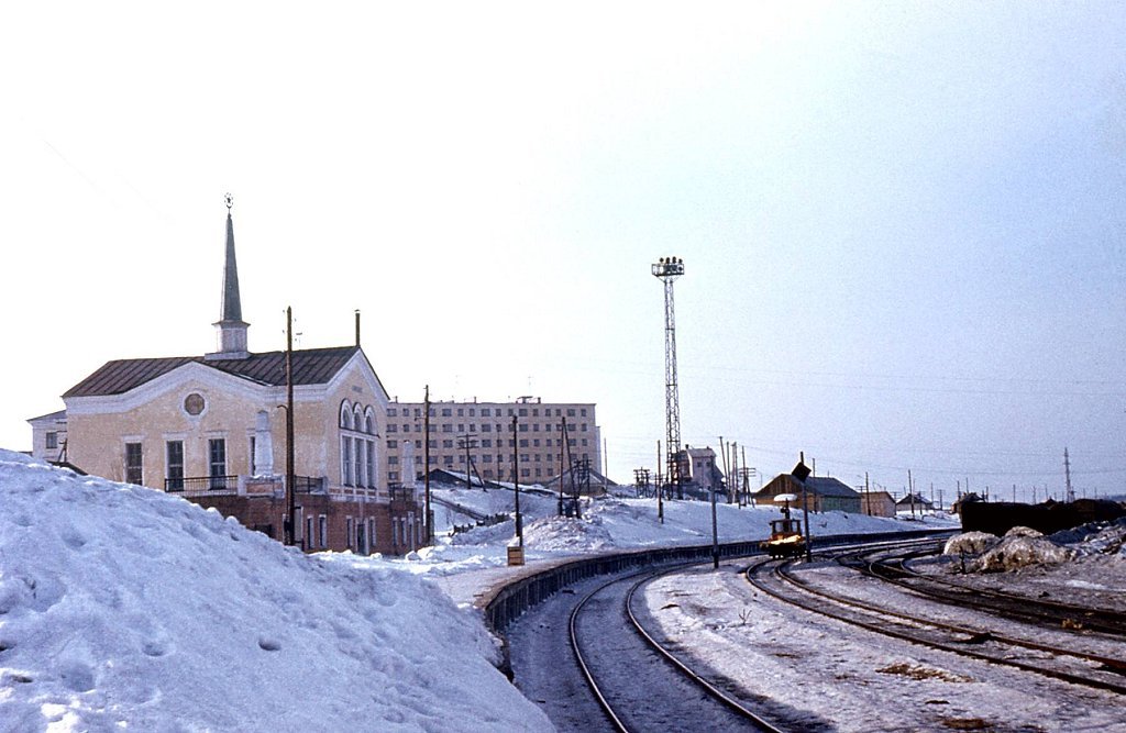 Железнодорожный вокзал в 1974 году. Теперь он без шпиля.