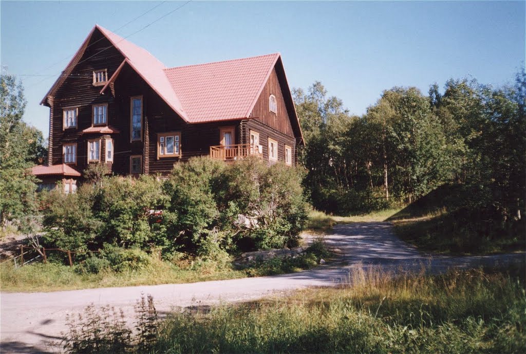Красивое строение. 2002 год.