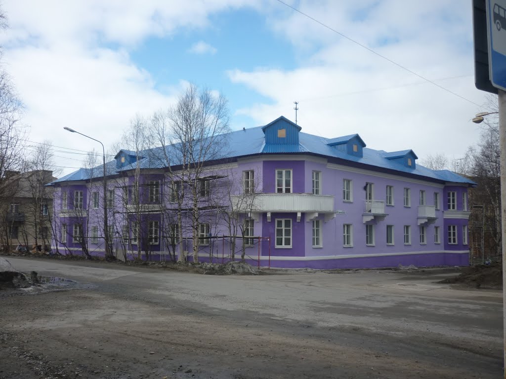 Дом на углу ул. Мира и проспекта Ветеранов.